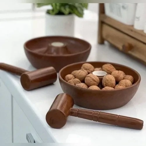 گردو شکن طرح چوب همراه با چکش